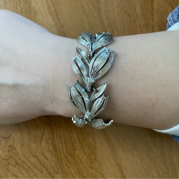 Lisner Vintage Women’s Faux Jewelry Silver Bracelet - Picture 2 of 5